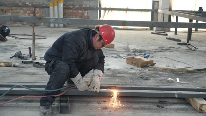 施工“不打烊” 新疆年产40万m³轻质高强刨花板预计5月调试投产(图1)