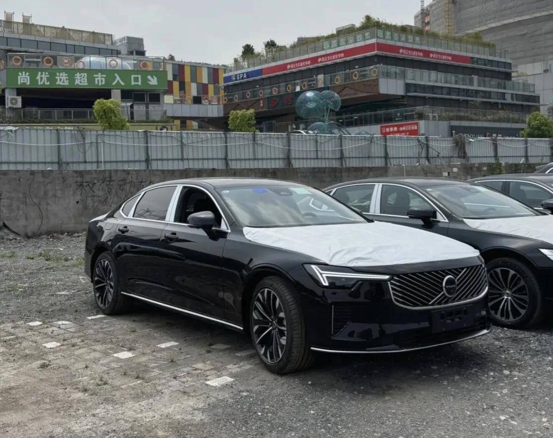 新款沃尔沃S90曝光新格栅+新内饰能否重燃中大型轿车市场？(图1)