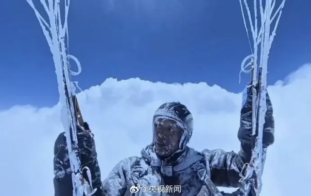 滑翔男子“云吸意外”引热议 专业人士：充分保暖或成逃生关键(图2)
