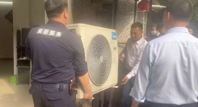 广州一居民家里太热一看发现：阳台外竟有12台空调外机！(图3)