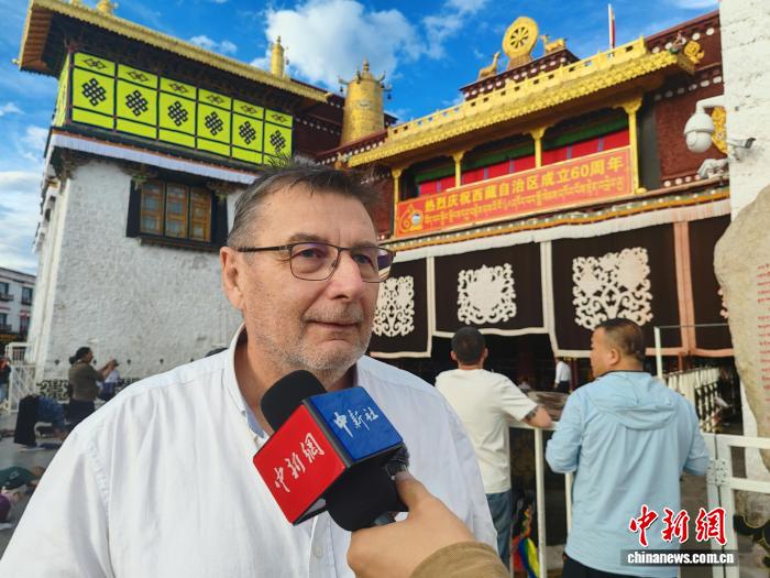 辉煌60载 魅力新西藏）西藏“庆典时刻” 中外游客感受节日氛围(图1)